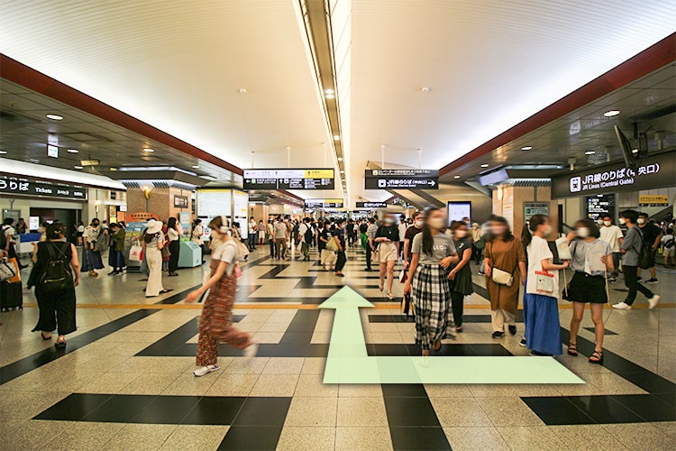 JR大阪駅中央口改札を出たら阪神百貨店方面に向かいます