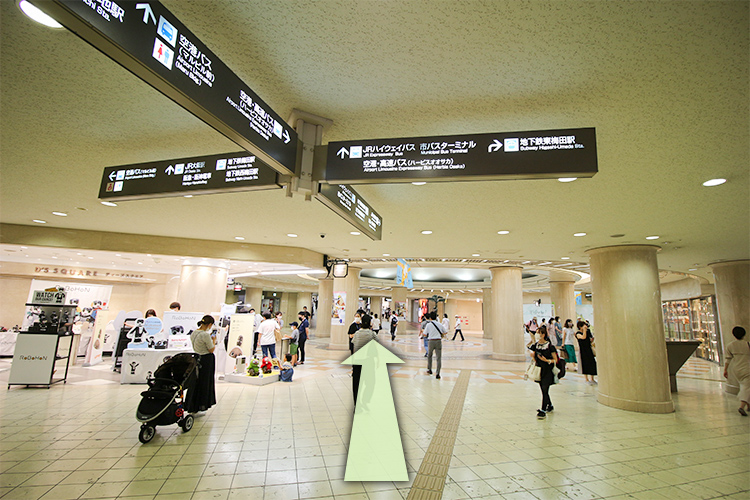この交差点をJＲ大阪駅方面に向かって直進します
